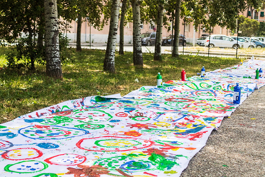 Pittura collaborativa per bambini e genitori nei parchi