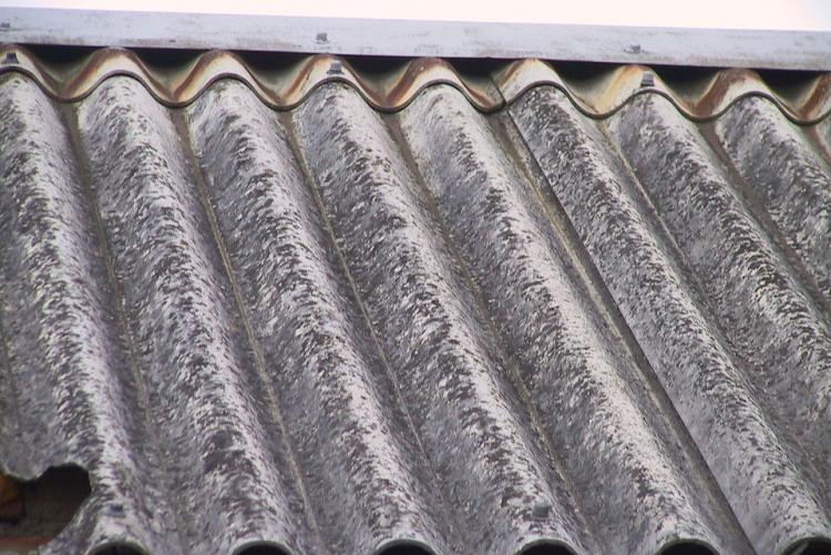 Foto di un tetto con copertura in amianto - Foto di Harald Weber