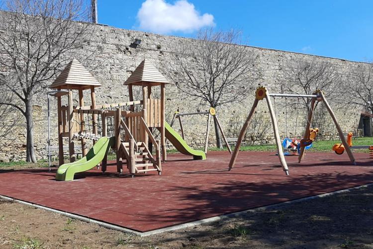 Foto dell'area giochi inclusiva realizzata nel parco di via Giordano Bruno