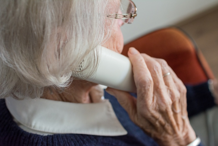 immagine di un'anziana al telefono