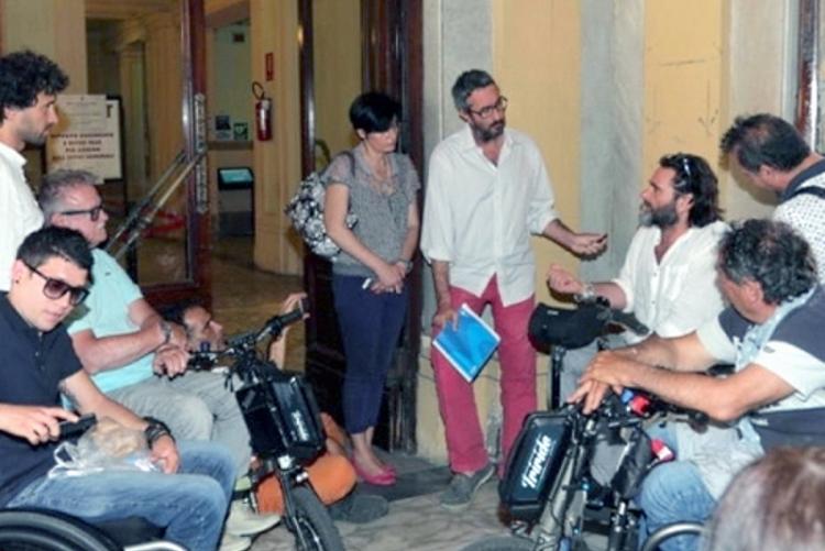 Foto di Baldari e Apolloni con una delegazione di cittadini disabili