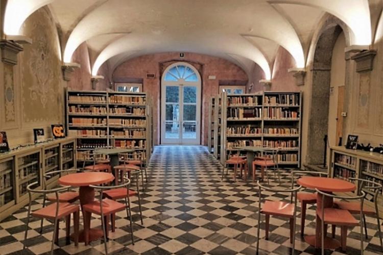 Una foto della biblioteca di Villa Maria
