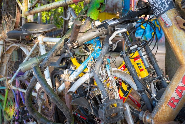 Immagine di alcune biciclette abbandonate 