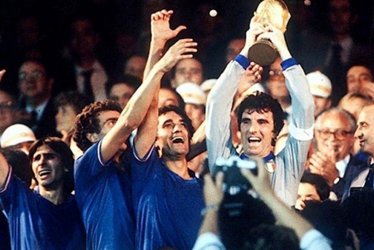 nella foto, la Nazionale di calcio che vince la Coppa del Mondo nel 1982