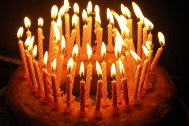 Foto di una torta con tante candeline 