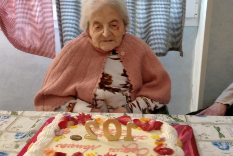 Foto di Tina Antonelli con la torta dei 102 anni