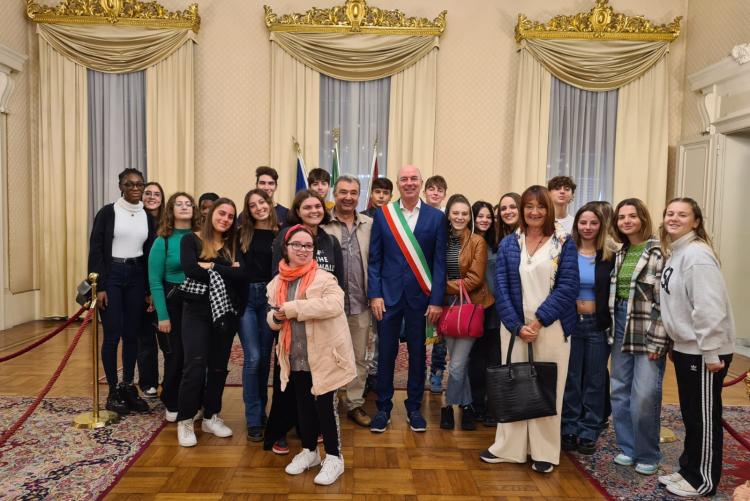 foto di gruppo della classe IV del Liceo Cecioni insieme al sindaco Salvetti