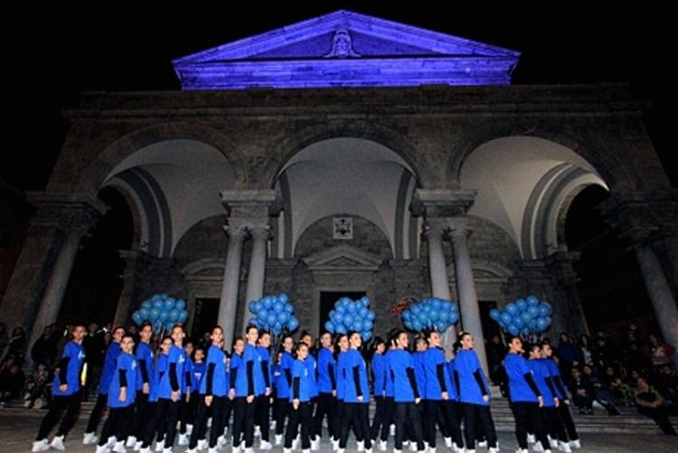 Foto del Duomo illuminato di blu