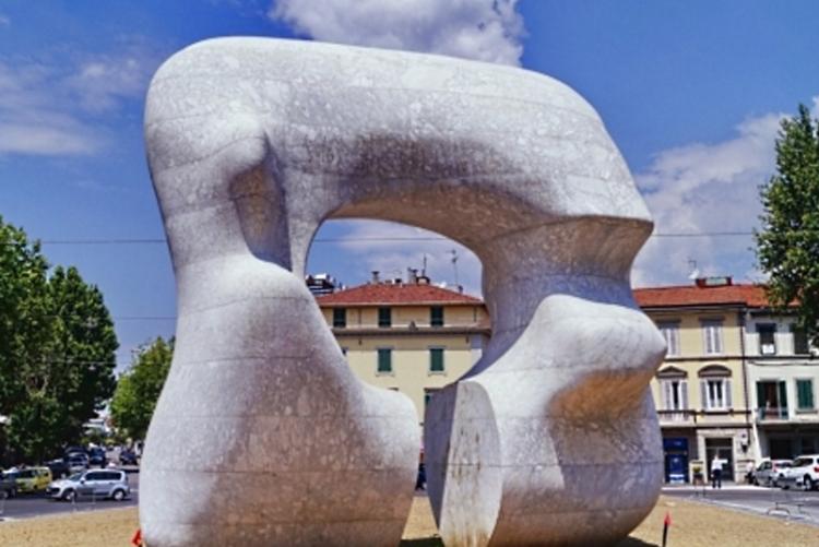 Immagine della forma squadrata con taglio di Henry Moore, collocata a Prato