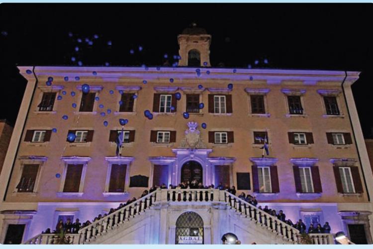 Foto del Palazzo Comunale illuminato di blu