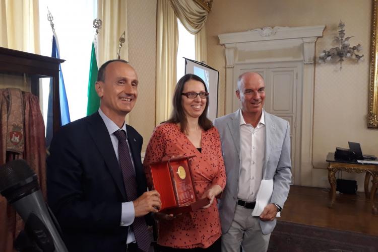 Foto di Lisa Barsotti insieme al Sindaco Luca Salvetti e al presidente del Lions Gaetano D'Alesio
