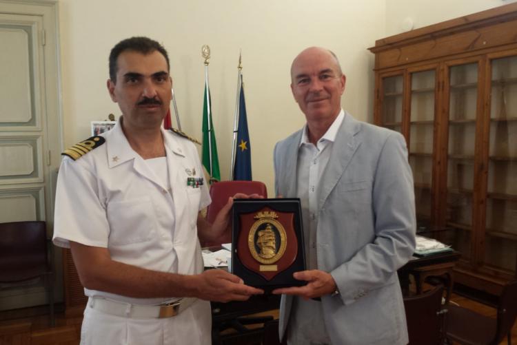 Foto del Sindaco Salvetti con il capitano di vascello Stefano Costantino
