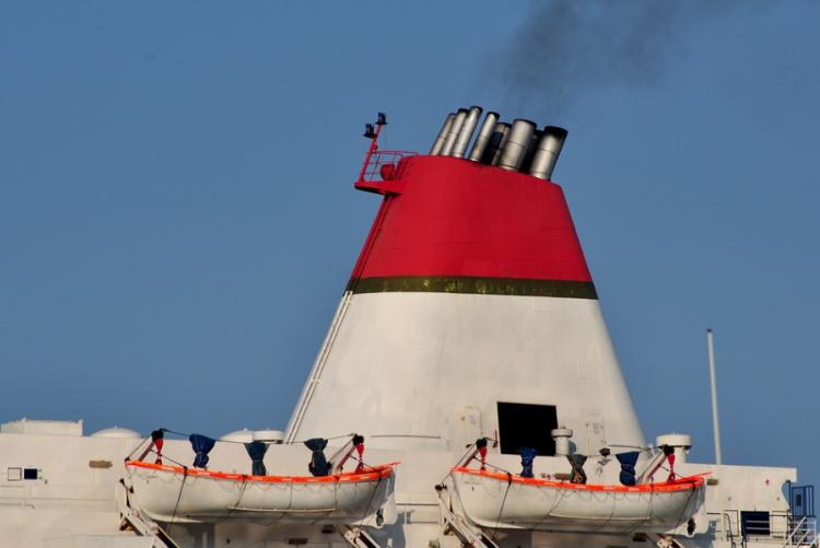 Foto di fumo da una nave