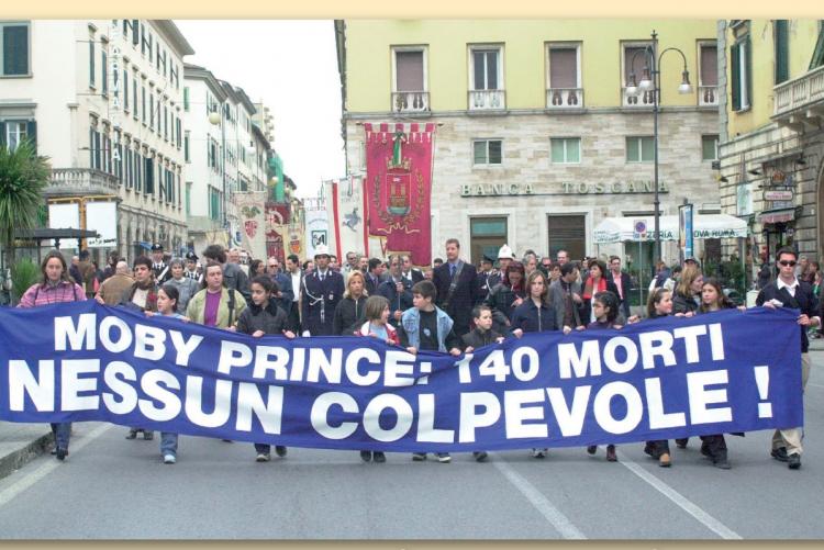 Foto di una manifestazione per la verità sulla tragedia del Moby Prince