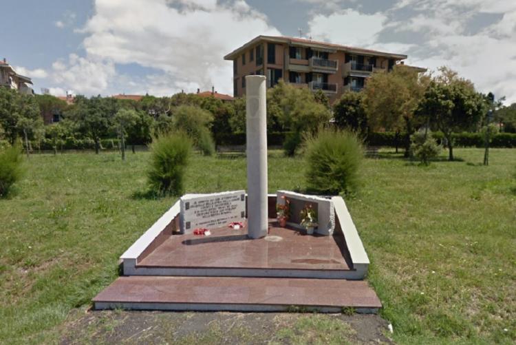 Foto del monumento ai Caduti della Meloria in via Dino Provenzal