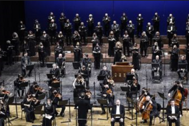nella foto, l'orchestra del Teatro Goldoni - foto di Trifiletti e Bizzi