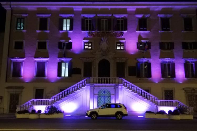 nella foto, la facciata del Palazzo Comunale illuminata di rosa