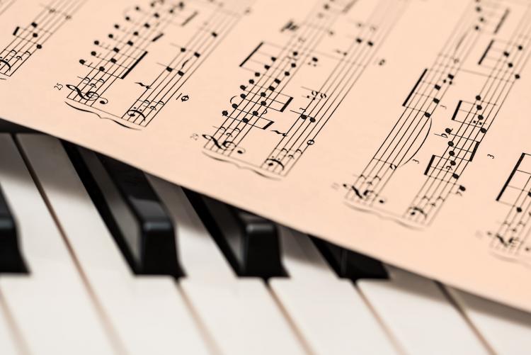 spartito e tasti pianoforte - Foto di Steve Buissinne da Pixabay