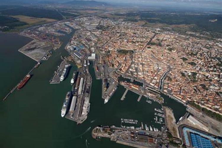 Immagine dall'altro del porto di Livorno