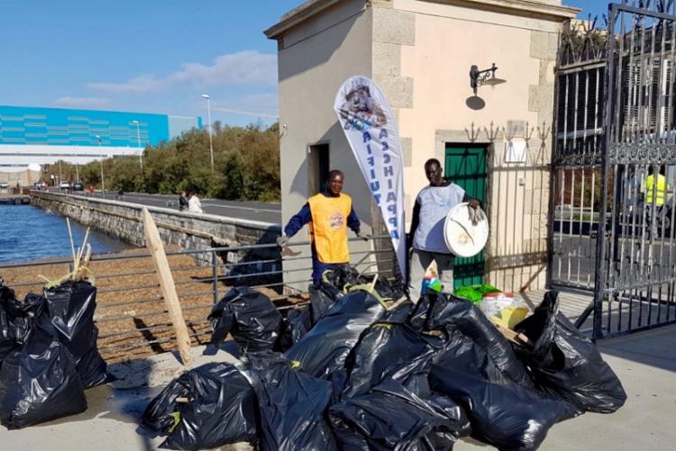 Foto dei volontari con i sacchi dei rifiuti raccolti allo Scoglio della Regina