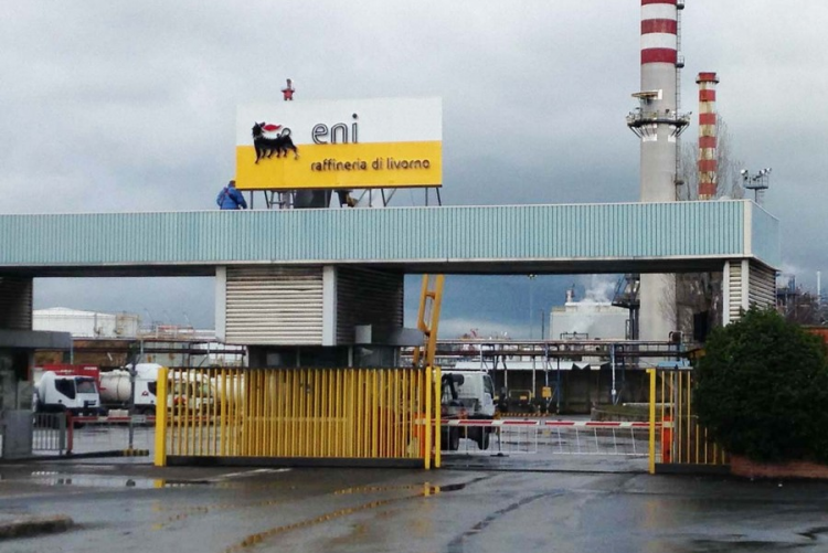foto: ingresso della Raffineria Eni a Livorno