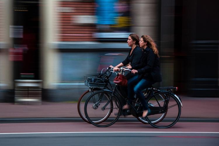 Foto di due ragazze in bicicletta