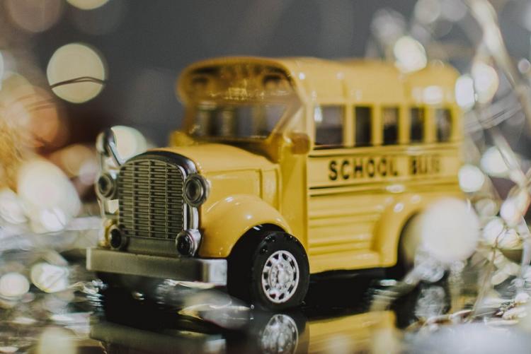 Immagine di un modellino di bus scolastico