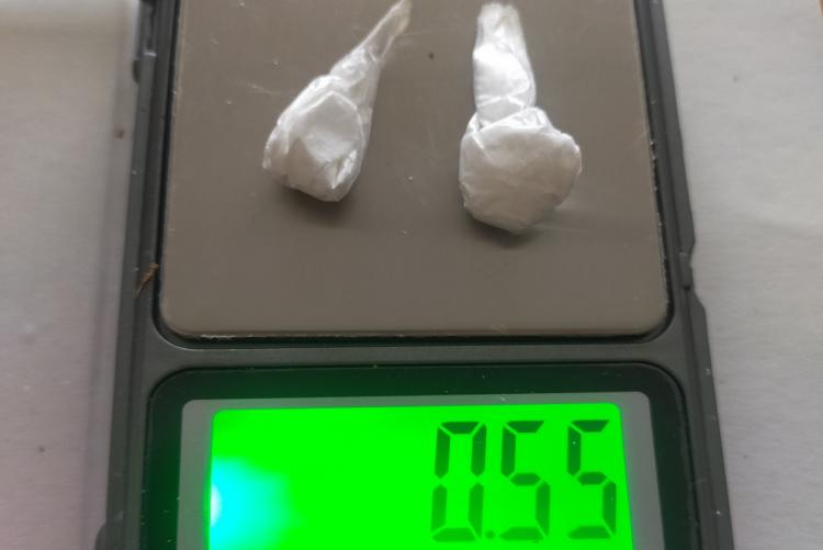 Foto della cocaina pesata col bilancino
