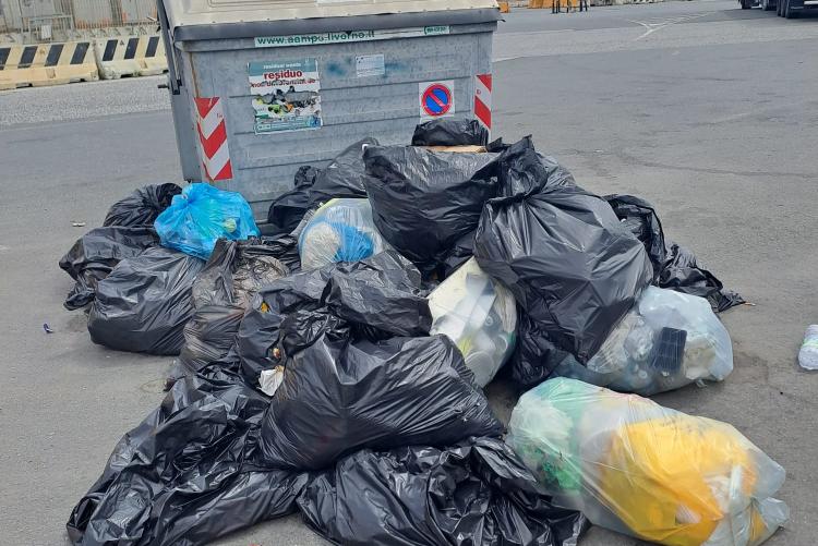 nella foto, i rifiuti in via Mogadiscio