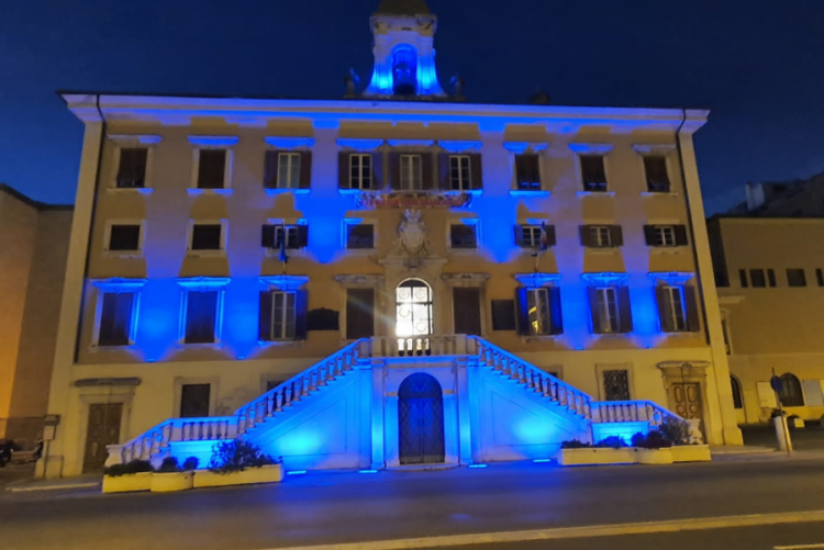 Immagine del palazzo del municipio illuminato di blu 