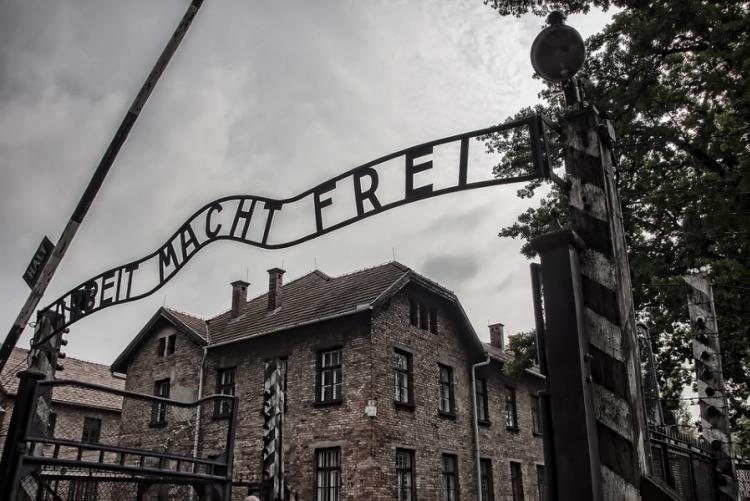 immagine dell'ingresso del campo di concentramento