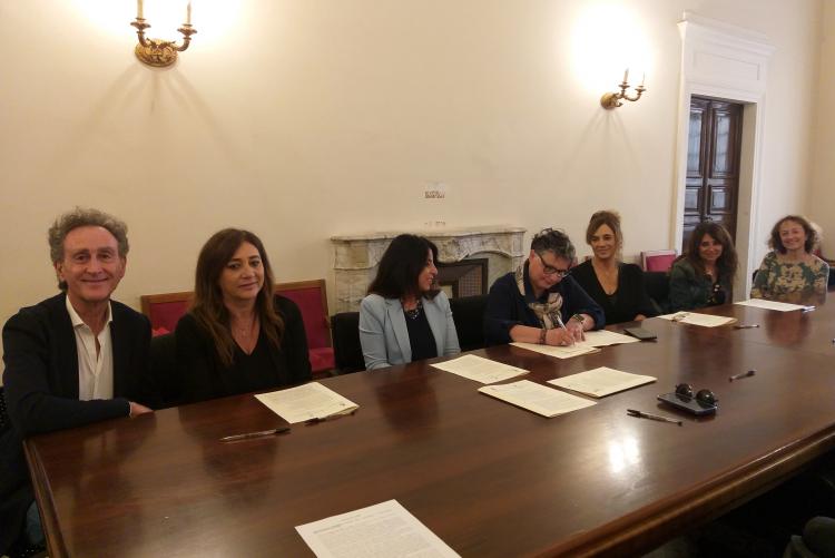 Andrea Simonetti, Simona Michel e le altre firmatarie del protocollo