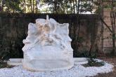 fontana in marmo raffigurante “Leda e il cigno”, parco di villa Fabbricotti