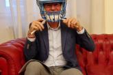 Foto del Sindaco con il casco da football