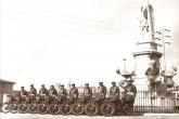 Foto d'epoca di agenti in moto accanto al Monumento ai Quattro Mori
